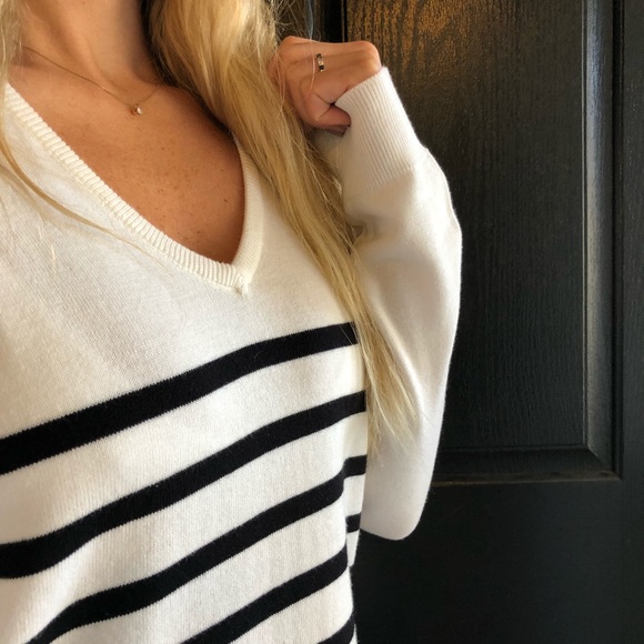 π«SOLD OUT | LUXE Striped V - Picture 2 of 8